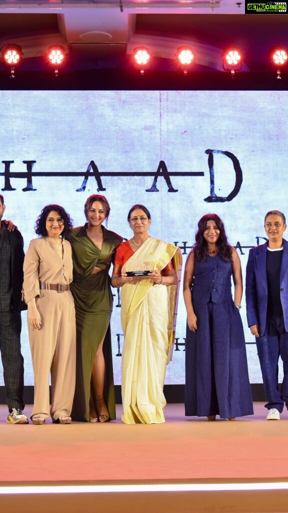 Sonakshi Sinha Instagram - It was an honour to meet Dr. Meeran Chadha Borwankar and hear her motivating story, which inspires me! Thank you for your kind words on #DahaadOnPrime. @meeranchadha ma’am ❤️ @excelmovies @tigerbabyofficial
