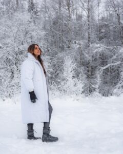 Sonakshi Sinha Instagram - Winter wonderland? Nope… its @apukkaresort! Coziest cabin, lots of snow, reindeer love, furry horses, tents that keep you warm and the best coffee… cant wait to be back!!!

@ourfinland @visitrovaniemi #VisitFinland 

📸: @roliveira33
