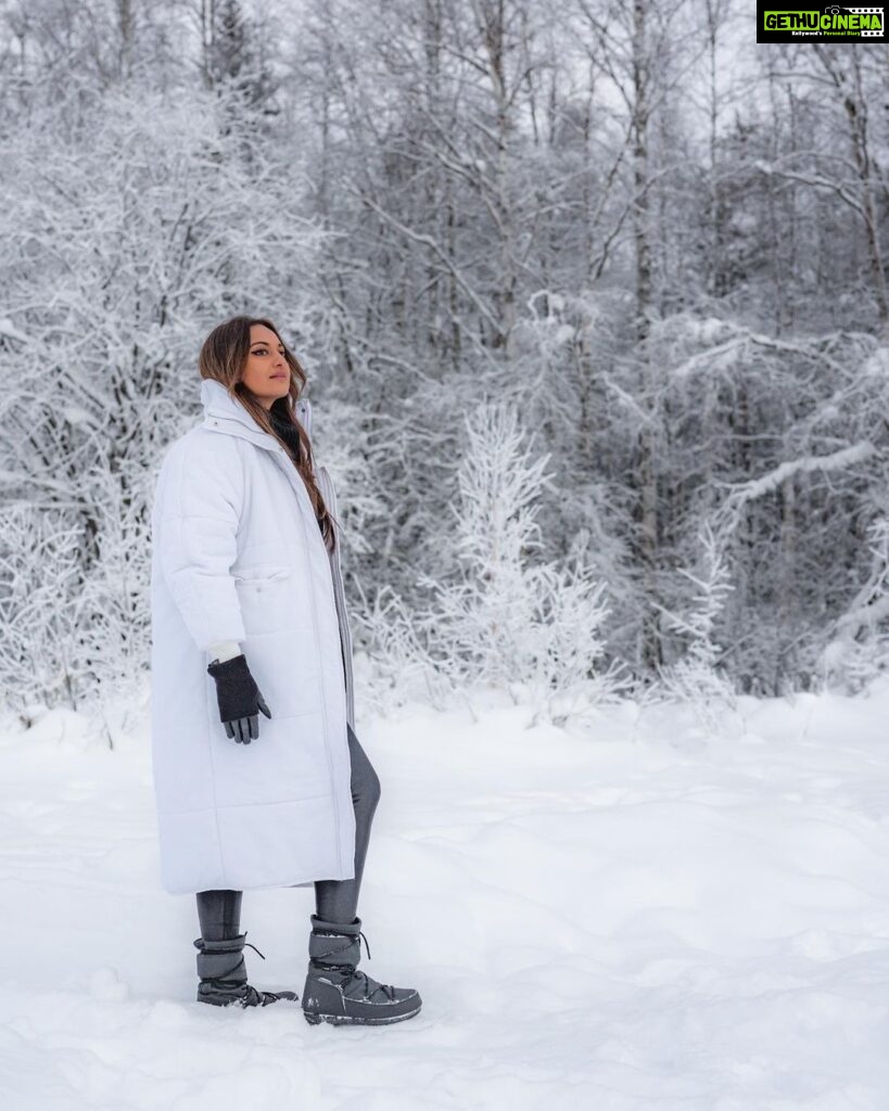 Sonakshi Sinha Instagram - Winter wonderland? Nope… its @apukkaresort! Coziest cabin, lots of snow, reindeer love, furry horses, tents that keep you warm and the best coffee… cant wait to be back!!! @ourfinland @visitrovaniemi #VisitFinland 📸: @roliveira33 Apukka Resort Rovaniemi