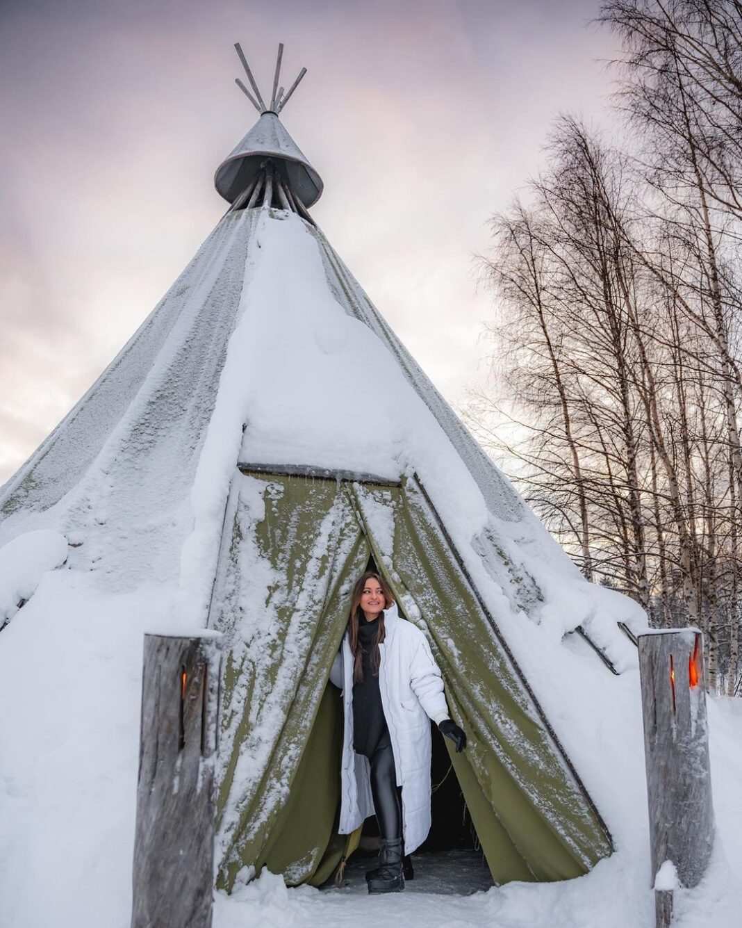 Sonakshi Sinha Instagram - Winter wonderland? Nope… its @apukkaresort! Coziest cabin, lots of snow, reindeer love, furry horses, tents that keep you warm and the best coffee… cant wait to be back!!! @ourfinland @visitrovaniemi #VisitFinland 📸: @roliveira33 Apukka Resort Rovaniemi