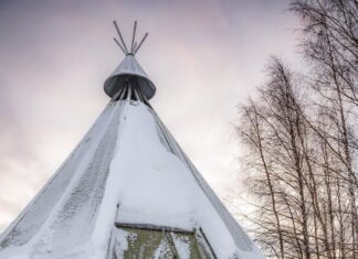 Sonakshi Sinha Instagram - Winter wonderland? Nope… its @apukkaresort! Coziest cabin, lots of snow, reindeer love, furry horses, tents that keep you warm and the best coffee… cant wait to be back!!! @ourfinland @visitrovaniemi #VisitFinland 📸: @roliveira33 Apukka Resort Rovaniemi