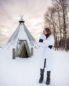 Sonakshi Sinha Instagram - Winter wonderland? Nope… its @apukkaresort! Coziest cabin, lots of snow, reindeer love, furry horses, tents that keep you warm and the best coffee… cant wait to be back!!!

@ourfinland @visitrovaniemi #VisitFinland 

📸: @roliveira33