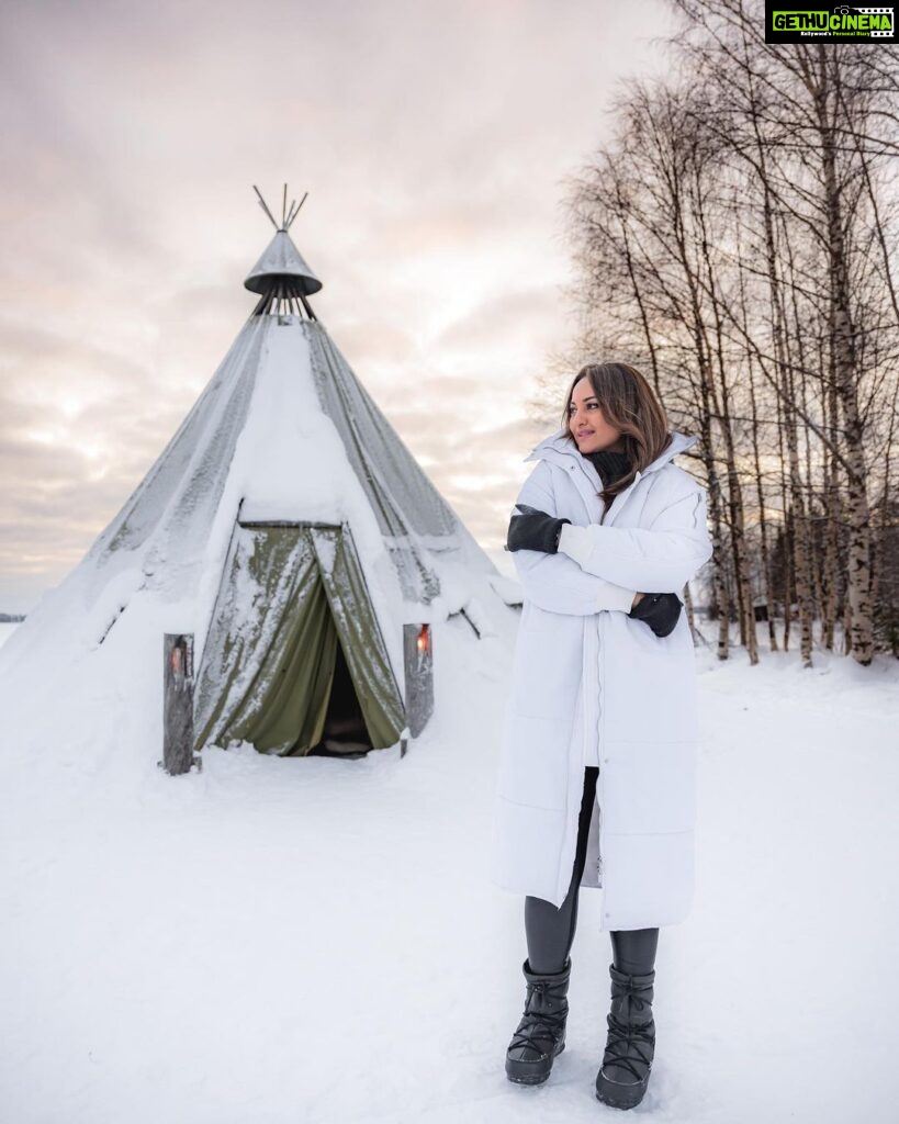 Sonakshi Sinha Instagram - Winter wonderland? Nope… its @apukkaresort! Coziest cabin, lots of snow, reindeer love, furry horses, tents that keep you warm and the best coffee… cant wait to be back!!! @ourfinland @visitrovaniemi #VisitFinland 📸: @roliveira33 Apukka Resort Rovaniemi