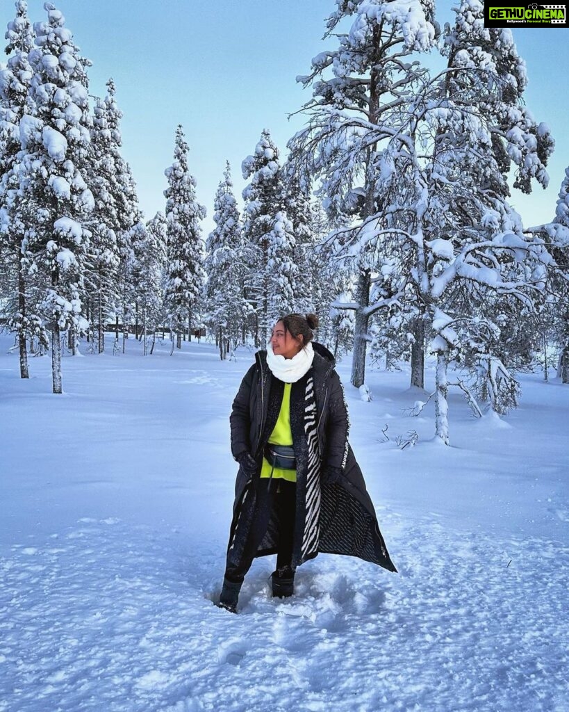 Sonakshi Sinha Instagram - For a person who hates the cold, @northernlightsvillage in @ourfinland has sure changed my mind! What a surreal experience feeling snow for the first time ever…looking at the stars from inside my aurora cabin, going husky sledging in the vast white expanse, chasing the northern lights and lighting a bonfire in the middle of nowhere, roasting marshmallows, drinking hot chocolate oh and freezing myself at -14 degrees only to get into a hot tub… Saariselka you have my ❤️ #VisitFinland Northern Lights Village Saariselkä