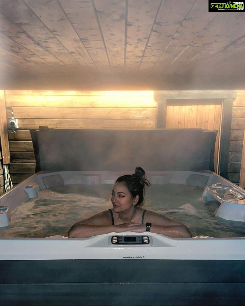 Sonakshi Sinha Instagram - For a person who hates the cold, @northernlightsvillage in @ourfinland has sure changed my mind! What a surreal experience feeling snow for the first time ever…looking at the stars from inside my aurora cabin, going husky sledging in the vast white expanse, chasing the northern lights and lighting a bonfire in the middle of nowhere, roasting marshmallows, drinking hot chocolate oh and freezing myself at -14 degrees only to get into a hot tub… Saariselka you have my ❤️ #VisitFinland Northern Lights Village Saariselkä