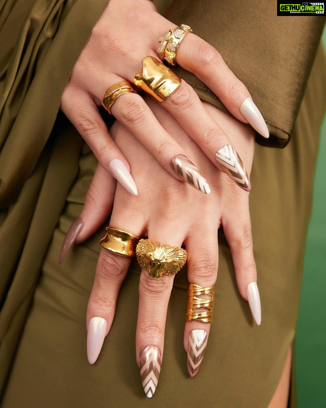 Sonakshi Sinha Instagram - Details 🤩 Wanted an extra special vibe for my extra special day…So i mixed and matched 2 different sets of @itssoezi to get this bomb set of nails 💅 ‘Hoor Pari’ and ‘Charli’ are a killer combo na?? Dont be afraid to mix and match… also get your sets at 20% off on www.soezi.in because our summer sale is on 😎