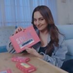 Sonakshi Sinha Instagram - Unleash unstoppable nails with Press-Ons that can handle work, play and everything in between coz we got 99 problems but our nails aint one 😜 💅🏻💃🏻🥰 #SonaApproved No more nail-poppin’ drama with @itssoezi Press-Ons! Join the #SOEZISQUAD for nails that stay on like magic wands. 💅🏻 #SOEZI #ad