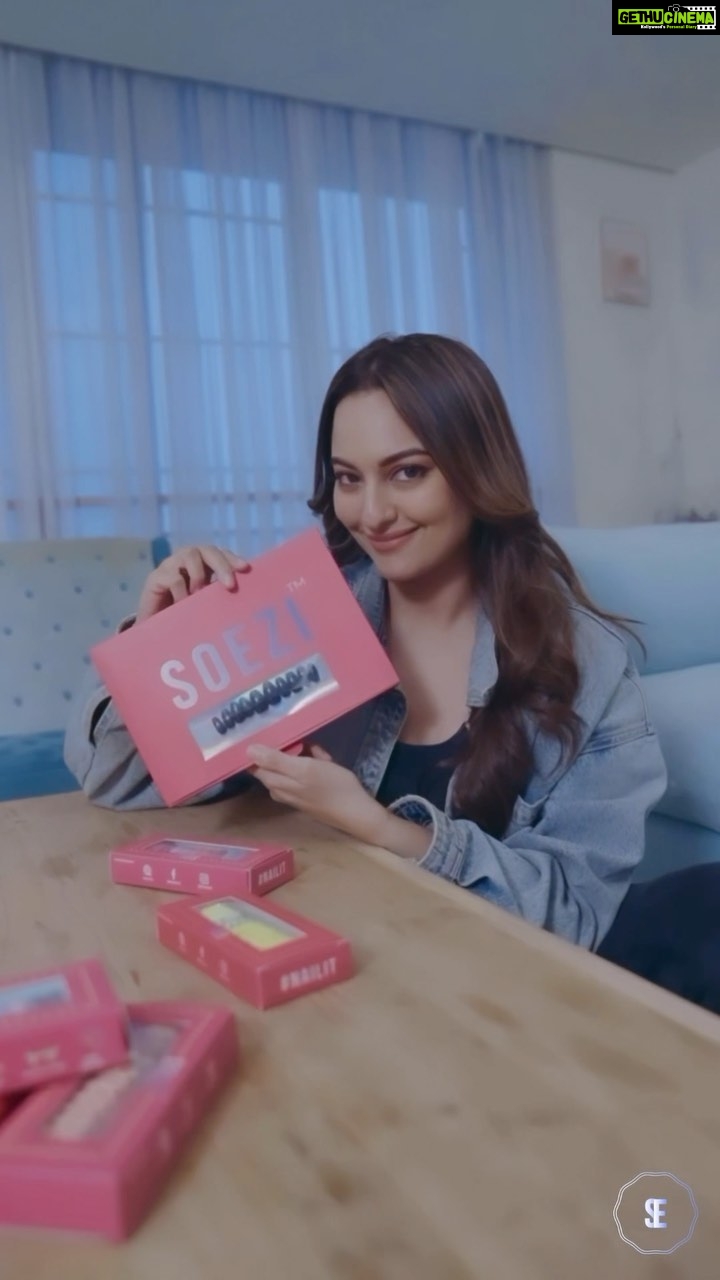 Sonakshi Sinha Instagram - Unleash unstoppable nails with Press-Ons that can handle work, play and everything in between coz we got 99 problems but our nails aint one π π
π»ππ»π₯° #SonaApproved No more nail-poppinβ drama with @itssoezi Press-Ons! Join the #SOEZISQUAD for nails that stay on like magic wands. π
π» #SOEZI #ad