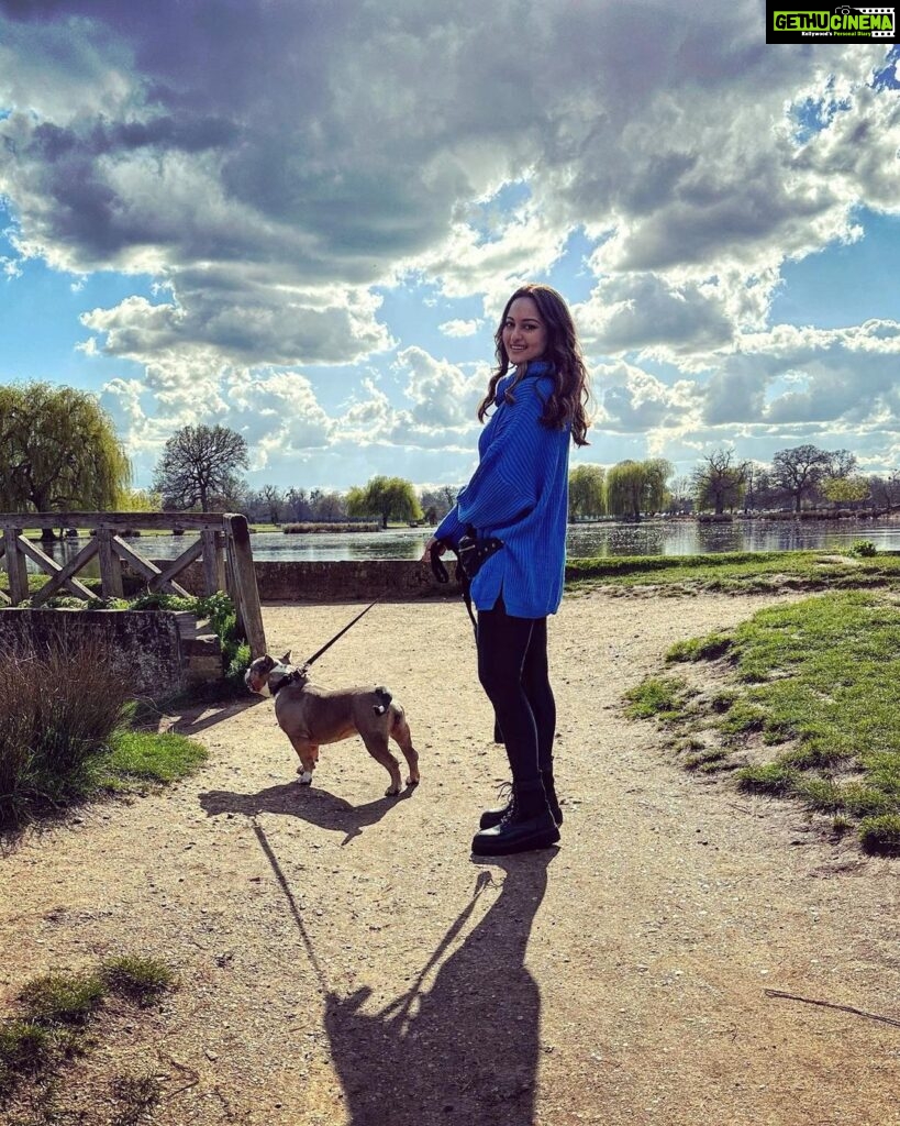 Sonakshi Sinha Instagram - Dears, deer and a very friendly dog! What a day ⭐️ Thank you Meera, Zsaki, Preeti, Reena aunty and Stormi ❤️ 07.03.2023 #london #beautifulday #almostperfect