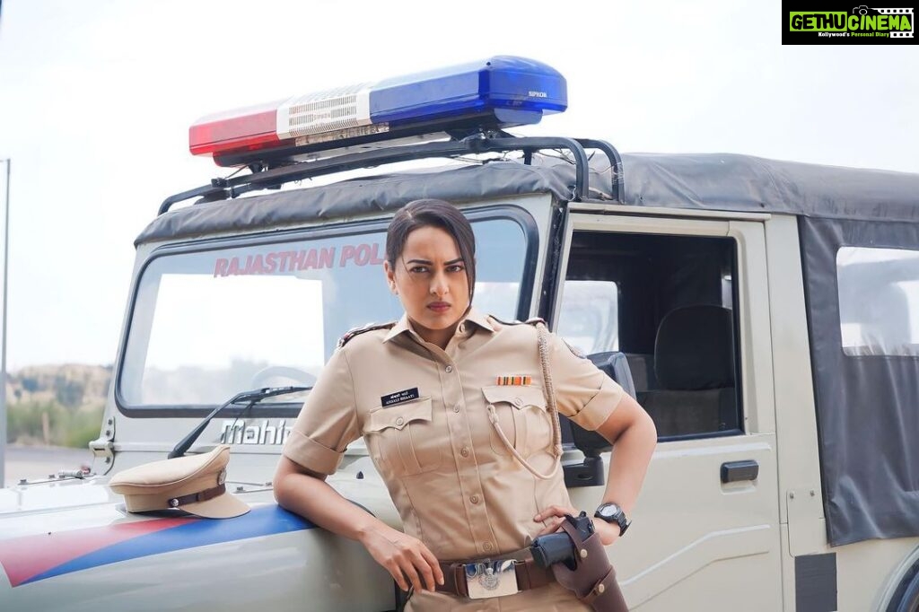 Sonakshi Sinha Instagram - A lil behind the scenes glimpse from the show you guys have luuuurved ❤️ Third pic is my forever mood 😂 📸: @vaibhav_gadahire_photography #Dahaad #LadySingham