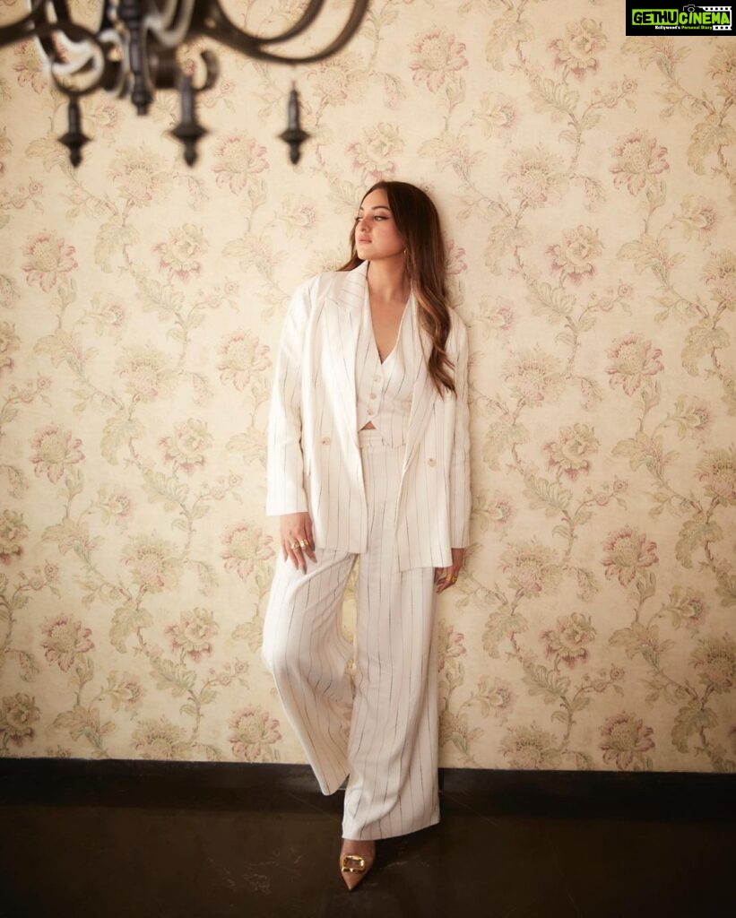 Sonakshi Sinha Instagram - Bhaati sahab ko collar oopar chadhane ka mann kar raha hai... this is all your fault ❤️ #dahaadonprime #nowstreaming