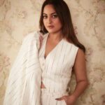 Sonakshi Sinha Instagram - Bhaati sahab ko collar oopar chadhane ka mann kar raha hai... this is all your fault ❤️ #dahaadonprime #nowstreaming