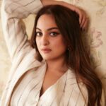 Sonakshi Sinha Instagram – Bhaati sahab ko collar oopar chadhane ka mann kar raha hai… this is all your fault ❤️ 

#dahaadonprime #nowstreaming