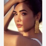 Sonal Chauhan Instagram - They say “𝓔𝔂𝓮𝓼 𝓪𝓻𝓮 𝓽𝓱𝓮 𝔀𝓲𝓷𝓭𝓸𝔀 𝓽𝓸 𝓽𝓱𝓮 𝓼𝓸𝓾𝓵 " What do you see in my soul ? ✨💫 . . . . . . . . . . . . . . . . . . . . . . . . 📸 @dieppj #love #sonalchauhan #sun #shadow #color #saturday #gold #soul