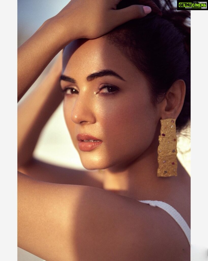 Sonal Chauhan Instagram - They say “𝓔𝔂𝓮𝓼 𝓪𝓻𝓮 𝓽𝓱𝓮 𝔀𝓲𝓷𝓭𝓸𝔀 𝓽𝓸 𝓽𝓱𝓮 𝓼𝓸𝓾𝓵 " What do you see in my soul ? ✨💫 . . . . . . . . . . . . . . . . . . . . . . . . 📸 @dieppj #love #sonalchauhan #sun #shadow #color #saturday #gold #soul
