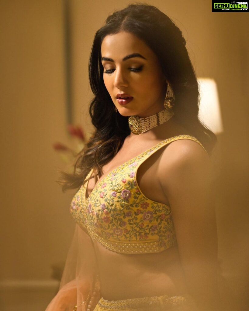 Sonal Chauhan Instagram - Jo hai tera labh jaayega…. Kar ke koi bahana….🌙💌 . . . . . . . . . . . . . . . . . . . . . . . . 📸 @nadunb Outfit @chameeandpalak Hair by @chettiarqueensly #love #sonalchauhan #poetry #moon #shadow #color #gold