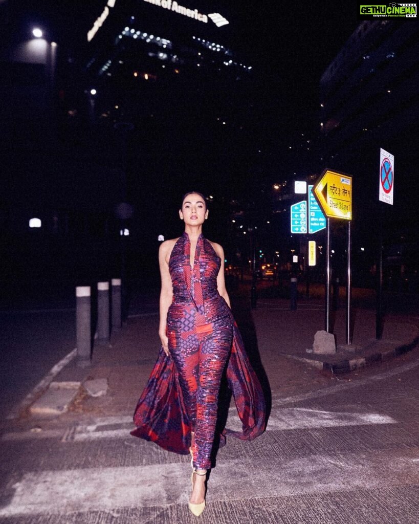 Sonal Chauhan Instagram - 𝓓𝓻𝓲𝓹𝓹𝓲𝓷' 👸 . . . . . . . . . . . . . . . . . . . . . . Outfit @manishmalhotra05 Hair @arifayadav_makeyougorgeous 📸 @dieppj #sonalchauhan #energy #queen #runway #drip