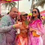 Sonal Chauhan Instagram - Holi as it should be ….🎨🎨 After Scenes …. 🎨🎨 🌈🌈 . . . . . . . . . . . . . . . . @himanichauhan @d_devraj @renil.abraham @jinitasheth @lakshyarajanand @namratapurohit #sonalchauhan #holi #2023 #love