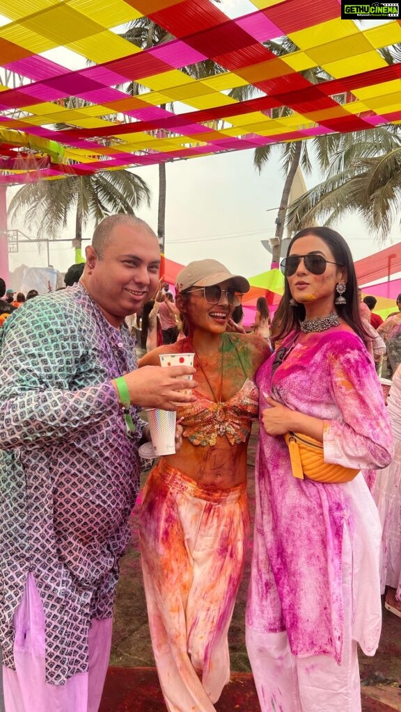 Sonal Chauhan Instagram - Holi as it should be ….🎨🎨 After Scenes …. 🎨🎨 🌈🌈 . . . . . . . . . . . . . . . . @himanichauhan @d_devraj @renil.abraham @jinitasheth @lakshyarajanand @namratapurohit #sonalchauhan #holi #2023 #love