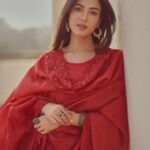 Sonal Chauhan Instagram - If you had to give a POV to this ….. what would you ? 🥀♥️ . . . . . . . . . . . . . . . . . . . . . . . . . . . . . . . . . . Outfit @paulmiandharsh 📸 @dieppj #gold #love #thoughts #sonalchauhan #sunday #eyes