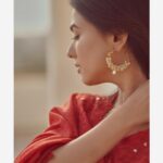 Sonal Chauhan Instagram - शामें ….. 🥀♥️ . . . . . . . . . . . . . . . . . . . . . . . . . . . . . . . . . . Outfit @paulmiandharsh 📸 @dieppj #gold #love #thoughts #sonalchauhan #friday
