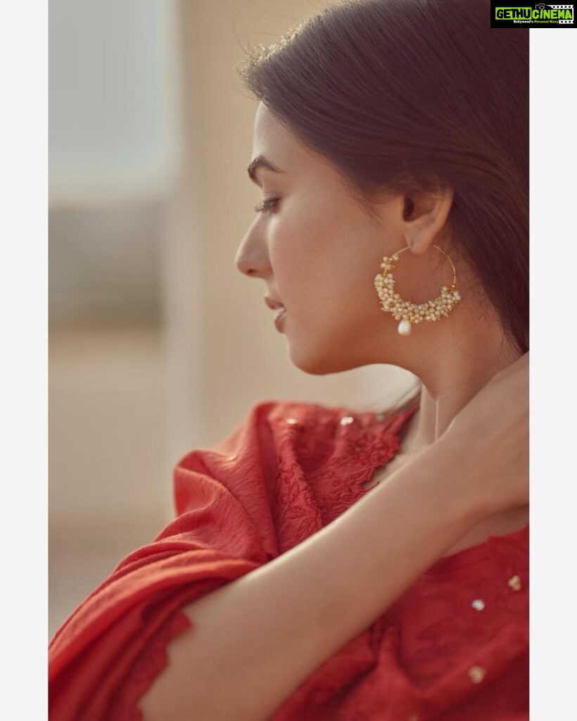 Sonal Chauhan Instagram - शामें ….. 🥀♥️ . . . . . . . . . . . . . . . . . . . . . . . . . . . . . . . . . . Outfit @paulmiandharsh 📸 @dieppj #gold #love #thoughts #sonalchauhan #friday