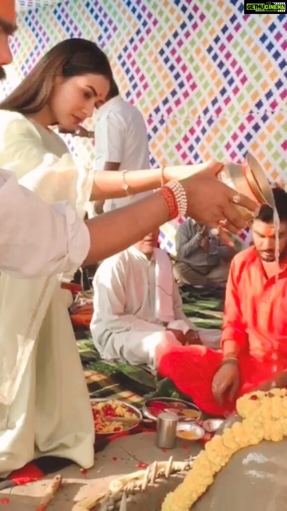 Sonal Chauhan Instagram - ॐ तत्पुरुषाय विद्‍महे, महादेवाय धीमहि तन्नोरुद्र: प्रचोदयात् 🙏🏻 🔱🌸 . . . . . . . . . . . . . #ॐ #mahashivratri #love #faith #blessings #shiva