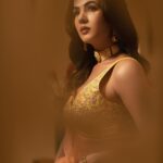 Sonal Chauhan Instagram – जो लोग चाँद से मोहब्बत करते हैं , 
वो तारों को नहीं देखते ….. 🌙💌

.
.
.
.
.
.
.
.
.
.
.
.
.
.
.
.
.
.
.
.
.
.
.
.
📸 @nadunb 
Outfit @chameeandpalak 
Hair by @chettiarqueensly 
#love #sonalchauhan #poetry #moon #shadow #color #wednesday #gold