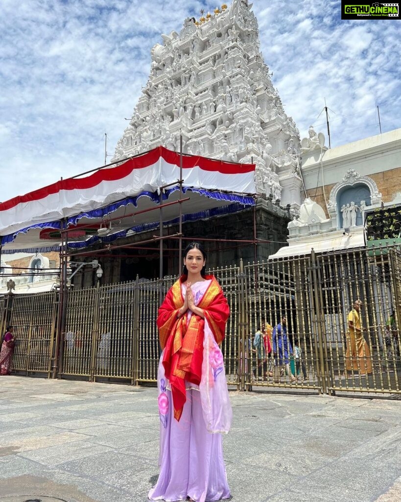 Sonal Chauhan Instagram - Still not over how blissful yesterday was 🙏🏻✨🧿 ॐ श्री वेंकटेश्वराये नमो नमः. श्रीमन नारायण नमो नमः. तिरुमल तिरुपति नमो नमः. जय बालाजी नमो नमः ॐ श्री वेंकटेश्वराये नमो नमः. श्रीमन नारायण नमो नमः. तिरुमल तिरुपति नमो नमः. जय बालाजी नमो नमः. 🙏🏻✨🧿 . . . . . . . . . . . . . . . . . . . . Outfit @aachho #blessed #tirupati #balaji #love #protection Tirupati Balaji(Tirumala)