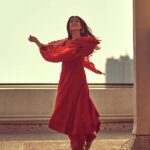 Sonal Chauhan Instagram - बेख़ुदी ……🥀♥️ . . . . . . . . . . . . . . . . . . . . . . . . . . . . . . . . . . Outfit @paulmiandharsh 📸 @dieppj #gold #love #thoughts #sonalchauhan #sunday #ecstacy