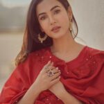 Sonal Chauhan Instagram - If you had to give a POV to this ….. what would you ? 🥀♥️ . . . . . . . . . . . . . . . . . . . . . . . . . . . . . . . . . . Outfit @paulmiandharsh 📸 @dieppj #gold #love #thoughts #sonalchauhan #sunday #eyes