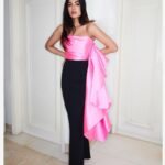 Sonal Chauhan Instagram – They say good things come to those who wait, so imma be at least an hour late…. 👛🎀

.
.
.
.
.
.
.
.
.
.
.
.
.
.
.
.
.
.
.
.
.
.
.
.
.
.
.
.
.
.
.
.
.
Styled by @leepakshiellawadi 
Dress by @solacelondon 
📸 @vijitgupta 
#sonalchauhan #love # #2023 #trending  #5 #champagne #saturday #evening #gold
