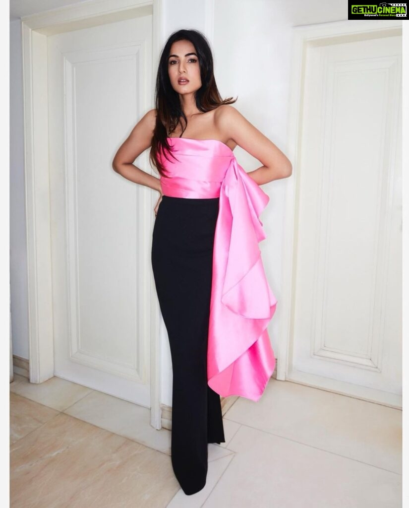 Sonal Chauhan Instagram - They say good things come to those who wait, so imma be at least an hour late.... 👛🎀 . . . . . . . . . . . . . . . . . . . . . . . . . . . . . . . . . Styled by @leepakshiellawadi Dress by @solacelondon 📸 @vijitgupta #sonalchauhan #love # #2023 #trending #5 #champagne #saturday #evening #gold