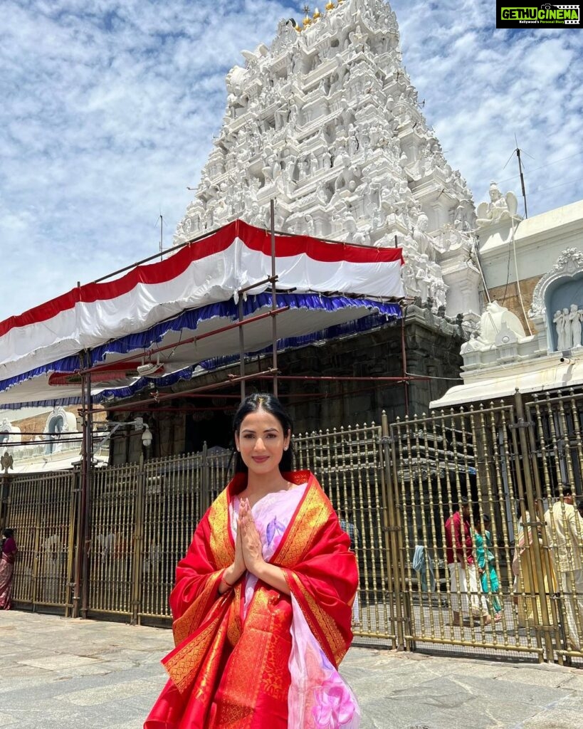 Sonal Chauhan Instagram - ॐ श्री वेंकटेश्वराये नमो नमः. श्रीमन नारायण नमो नमः. तिरुमल तिरुपति नमो नमः. जय बालाजी नमो नमः ॐ श्री वेंकटेश्वराये नमो नमः. श्रीमन नारायण नमो नमः. तिरुमल तिरुपति नमो नमः. जय बालाजी नमो नमः. 🙏🏻✨🧿 . . . . . . . . . . . . . . . . . . . . #blessed #tirupati #balaji #love #protection #sunday Tirupati Balaji(Tirumala)