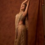 Sonal Chauhan Instagram - 𝓕𝓻𝓲𝓭𝓪𝔂 𝓜𝓸𝓻𝓷𝓲𝓷𝓰 𝓼𝓽𝓻𝓮𝓬𝓱 🐅 . . . . . . . . . . . . . . . . . . . . . . . . . . . . . . . . Saree @roujeofficial Hair by @chettiarqueensly Earings @meraki.mumbai @sonya.Shaikh Stylist @d_devraj 📸 @arindamsikdar #love #sonalchauhan #february #2023 #gold #goldenhour #chocolate #day #saree #desi #desigirl #morning #friday