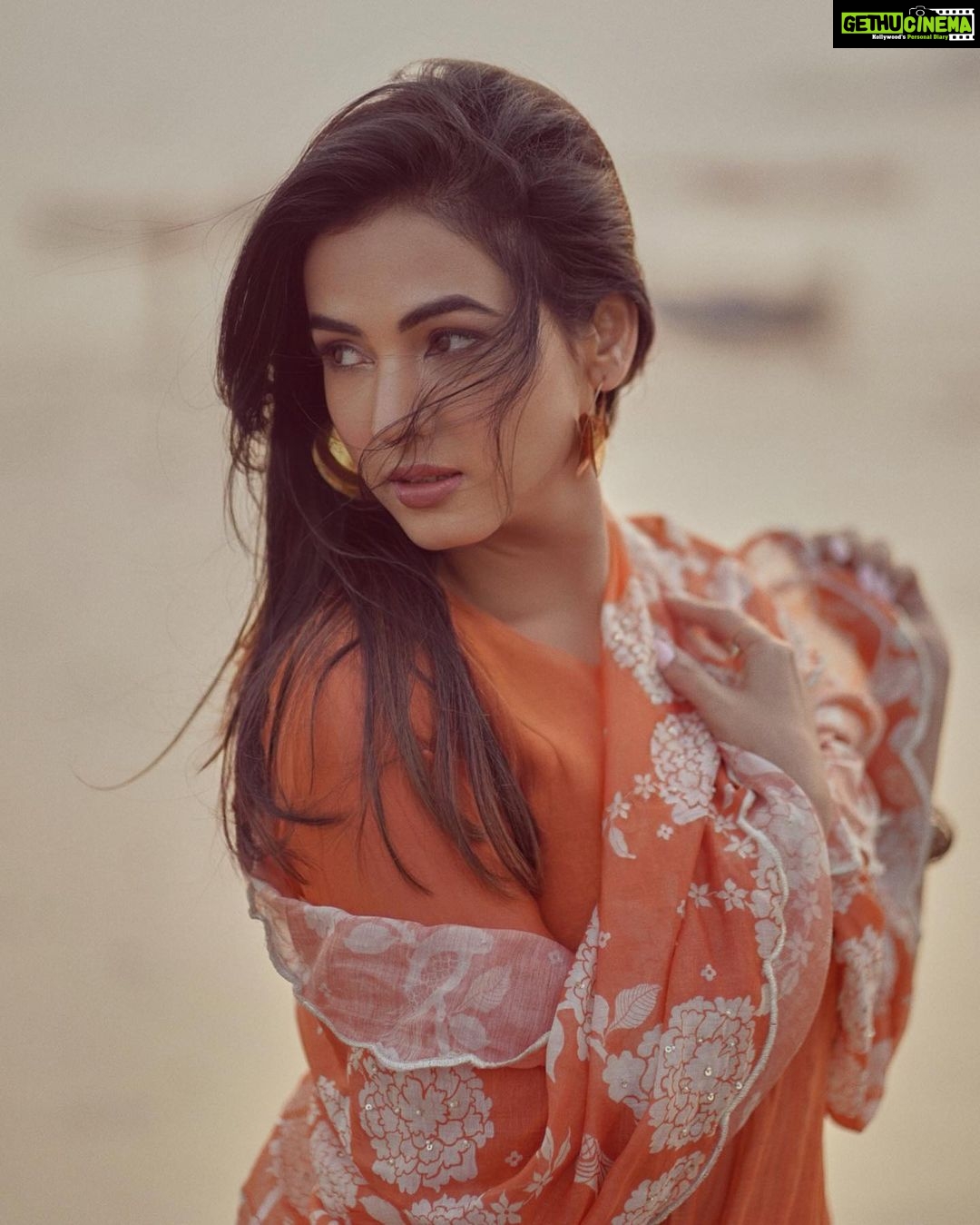 Sonal Chauhan Instagram - ✨🎯✨ . . . . . . . . . . . . . . . . . . . . . . . . . . . . . . . . . . 📸 @dieppj Outfit @paulmiandharsh #newyear #2023 #indian #trending #million #photography #photooftheday #love #sonalchauhan #magic #sunset #sunrise