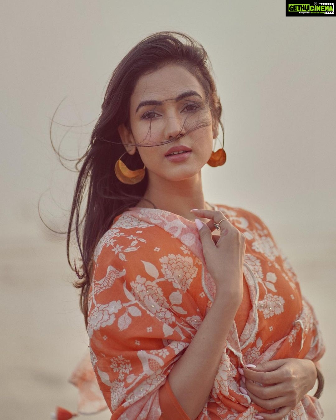 Sonal Chauhan Instagram - 𝓦𝓱𝓮𝓻𝓮 𝓽𝓱𝓮 𝓼𝓾𝓷 𝓶𝓮𝓵𝓽𝓼 𝓲𝓷𝓽𝓸 𝓽𝓱𝓮 𝓱𝓸𝓻𝓲𝔃𝓸𝓷✨✨✨ . . . . . . . . . . . . . . . . . . . . . . . . . . . . . . . . . . 📸 @dieppj Outfit @paulmiandharsh #newyear #2023 #indian #trending #million #photography #photooftheday #love #sonalchauhan #magic #sunset #sunrise