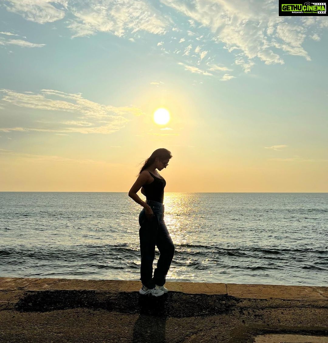 Sonal Chauhan Instagram - ….. 𝓖𝓸𝓵𝓭𝓮𝓷 𝓗𝓸𝓻𝓲𝔃𝓸𝓷𝓼 🌅✨🔥 . . . . . . . . . . . . . . . . . . . . . . . . . . . . . . . #sunset #beauty #love #sonalchauhan #gold #vibes #srilanka #colombo #travel Galle Face, Colombo
