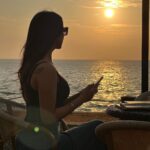 Sonal Chauhan Instagram - ….. and we meet again 🌅 . . . . . . . . . . . . . . . . . . . . . . . . . . . . . . . 📸 @chettiarqueensly #sunset #beauty #love #sonalchauhan #gold #vibes #srilanka #colombo #travel Colombo, Sri Lanka