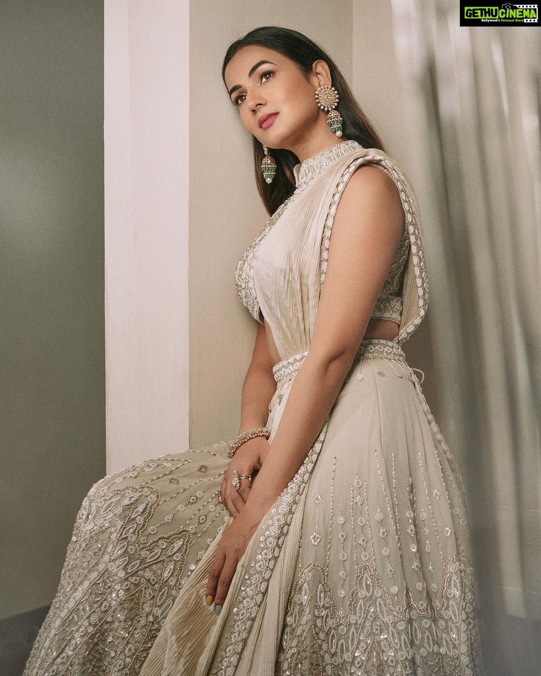 Sonal Chauhan Instagram - ๐๐ช๐น๐น๐ ๐๐ธ๐ฑ๐ป๐ฒ, ๐๐ช๐น๐น๐ ๐๐ธ๐ท๐ฐ๐ช๐ต โจ๐ ๐๐ช๐ ๐ฝ๐ฑ๐ฒ๐ผ ๐ซ๐ฎ๐ช๐พ๐ฝ๐ฒ๐ฏ๐พ๐ต ๐ช๐ท๐ญ ๐ช๐พ๐ผ๐น๐ฒ๐ฌ๐ฒ๐ธ๐พ๐ผ ๐ญ๐ช๐ ๐ซ๐ป๐ฒ๐ท๐ฐ ๐๐ธ๐ธ๐ญ ๐ต๐พ๐ฌ๐ด ๐ช๐ท๐ญ ๐น๐ป๐ธ๐ผ๐น๐ฎ๐ป๐ฒ๐ฝ๐ ๐ฝ๐ธ ๐พ๐ผ โจ๐งฟโจ . . . . . . . . . . . . . . . . . . . . . . . . . . . . . . . Lehanga @reetiarneja Jewelry @akoyajewels Styling @d_devraj @manogna_gollapudi HMU @makeuphairbyrahul Photographer @adrin_sequeira #เฅ #love #sonalchauhan #gold #saturday #indian #lehenga #indianfashion #white #trending
