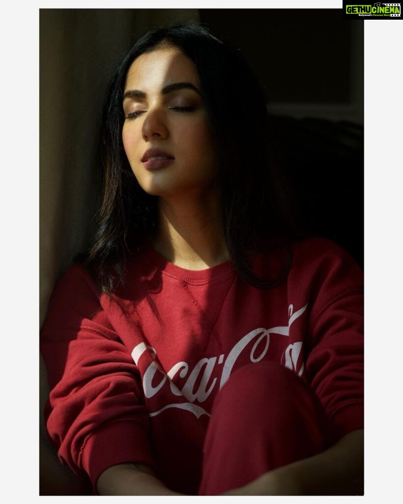 Sonal Chauhan Instagram - Soaking in a lot of positivity !!! ✨✨✨ What are you in the mood to soak in today??? . . . . . . . . . . . . . . . . . . . . . 📸 @dieppj #love #happiness #january #friday #positivevibes #positivity #sun #sonalchauhan #obsessed #morning