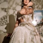 Sonal Chauhan Instagram - मुझ से मत पूछो के उस शख़्स में क्या अच्छा है ….. अच्छे अच्छों से मुझे मेरा बुरा अच्छा है ….. . . . . . . . . . . . . . . . . . . . . . . . . . . . . . . . Lehanga @reetiarneja Jewelry @akoyajewels Styling @d_devraj @manogna_gollapudi HMU @makeuphairbyrahul Photographer @adrin_sequeira #ॐ #love #sonalchauhan #gold #monday #indian #lehenga #indianfashion #white #trending