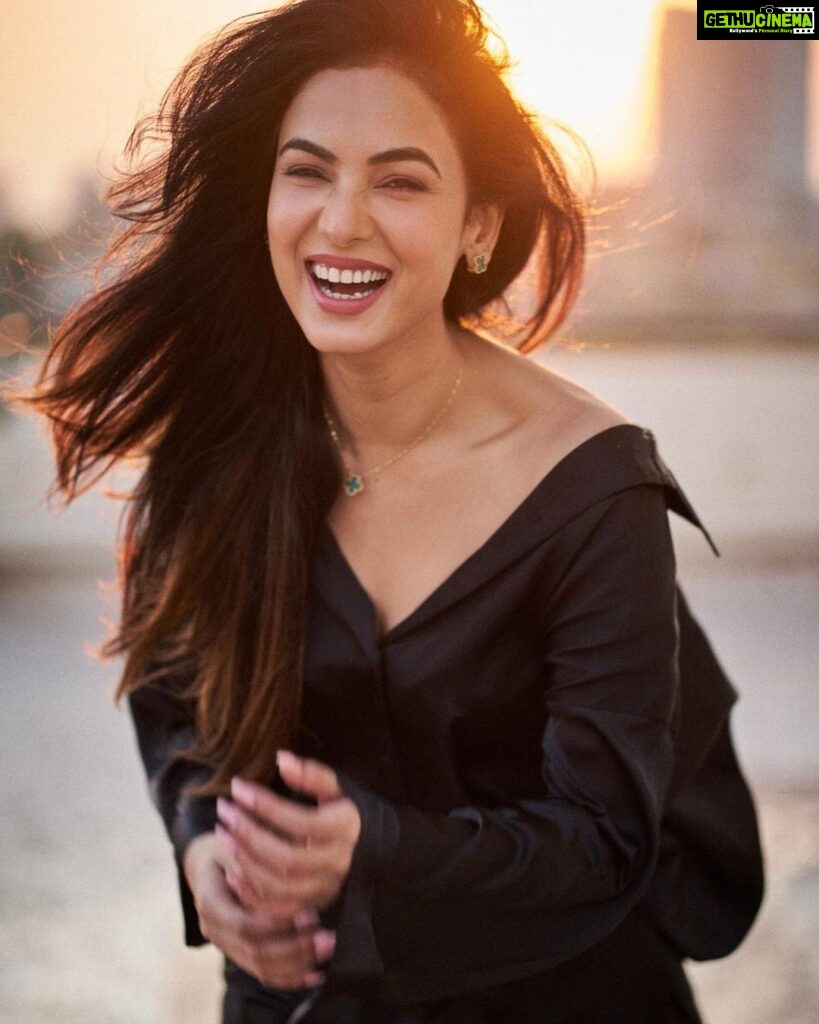 Sonal Chauhan Instagram - Letting the sun chase me into 2023……. 🌅 . . . . . . . . . . . . . . . . . . . 📸 @dieppj #bye2022 #byebye #sunset #newbeginnings #love #blessings #miracle #magic #hello #2023 #newyear