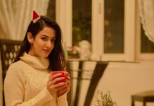 Sonal Chauhan Instagram - With or without the Santa cap?? 🤶🎄 ( I promise that’s not a devil’s horn 😈) . . . . . . . . . . . . . . . . . . . . . . . 📸 @dieppj #love #christmas #december #monday #santa #sonalchauhan