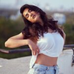 Sonal Chauhan Instagram - 𝓜𝓸𝓷𝓭𝓪𝔂 𝓜𝓸𝓻𝓷𝓲𝓷𝓰𝓼..... 🤍🩵 . . . . . . . . . . . . . . . . . . . . . . . . 📸 @dieppj #love #sonalchauhan #friends #sun #shadow #color #monday #gold