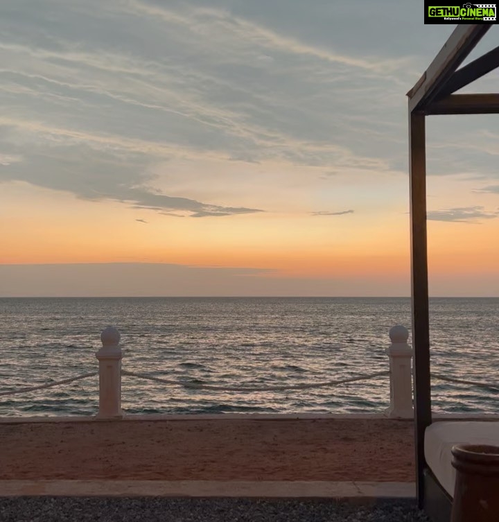 Sonal Chauhan Instagram - ….. 𝓖𝓸𝓵𝓭𝓮𝓷 𝓗𝓸𝓻𝓲𝔃𝓸𝓷𝓼 🌅✨🔥 . . . . . . . . . . . . . . . . . . . . . . . . . . . . . . . #sunset #beauty #love #sonalchauhan #gold #vibes #srilanka #colombo #travel Galle Face, Colombo