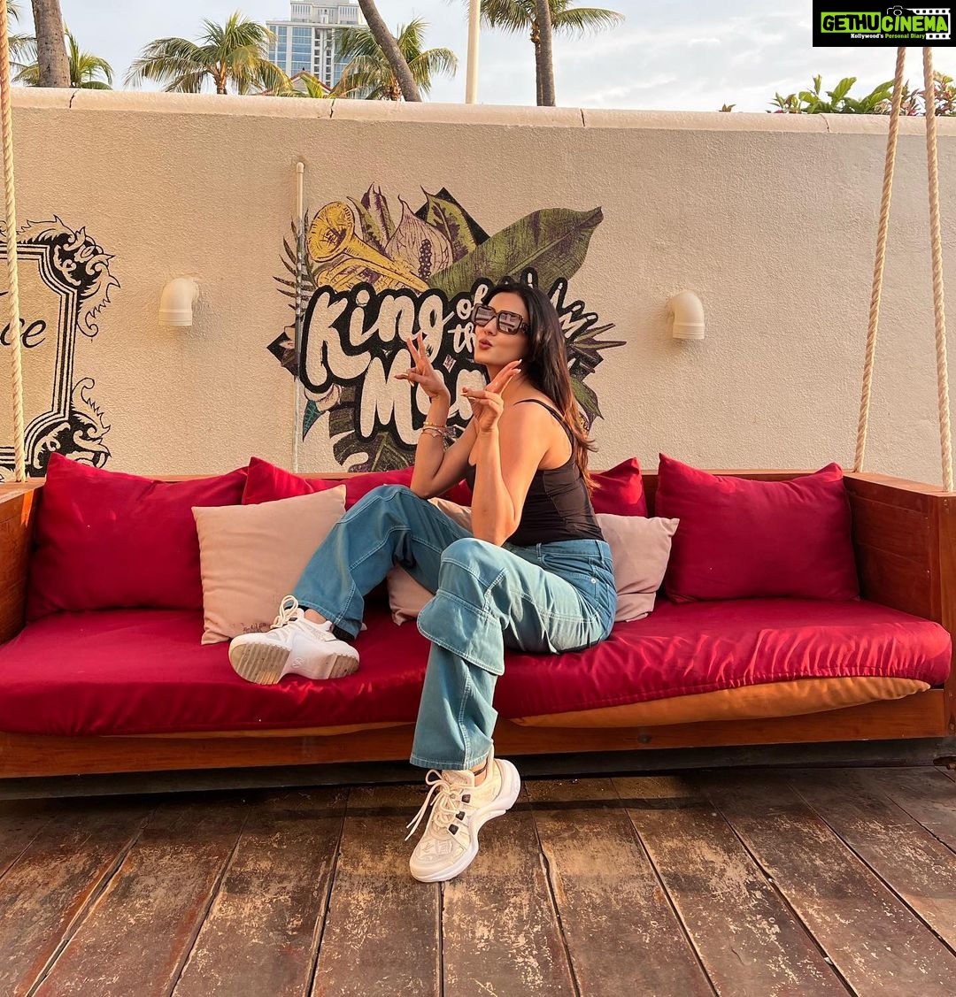 Sonal Chauhan Instagram - ….. 𝓖𝓸𝓵𝓭𝓮𝓷 𝓗𝓸𝓻𝓲𝔃𝓸𝓷𝓼 🌅✨🔥 . . . . . . . . . . . . . . . . . . . . . . . . . . . . . . . #sunset #beauty #love #sonalchauhan #gold #vibes #srilanka #colombo #travel Galle Face, Colombo