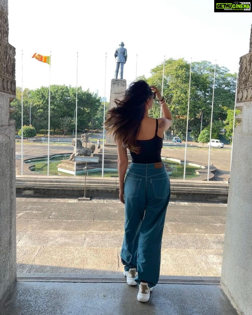 Sonal Chauhan Instagram - 𝓥𝓲𝓫𝓲𝓷𝓰.....✨ . . . . . . . . . . . . . . . . . . . . . . . . . . . . . . . #sun #beauty #love #sonalchauhan #gold #vibes #srilanka #colombo #travel Arcade Independence Square
