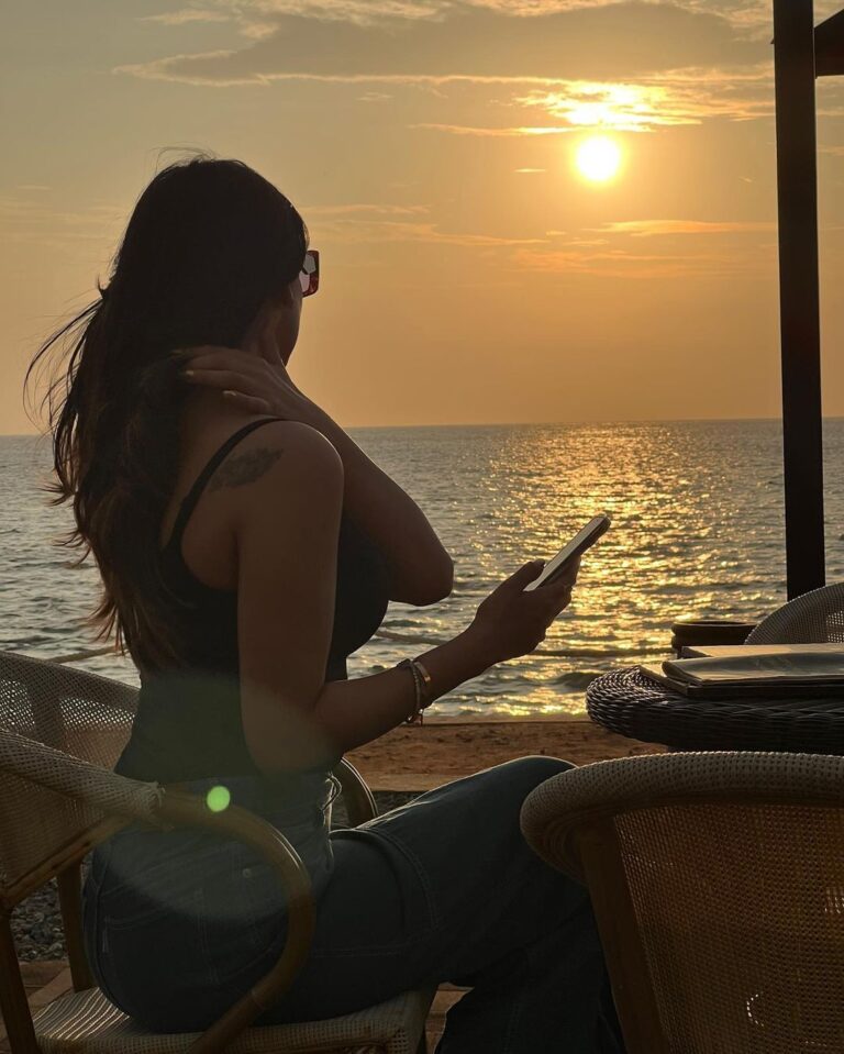 Sonal Chauhan Instagram - ….. and we meet again 🌅 . . . . . . . . . . . . . . . . . . . . . . . . . . . . . . . 📸 @chettiarqueensly #sunset #beauty #love #sonalchauhan #gold #vibes #srilanka #colombo #travel Colombo, Sri Lanka