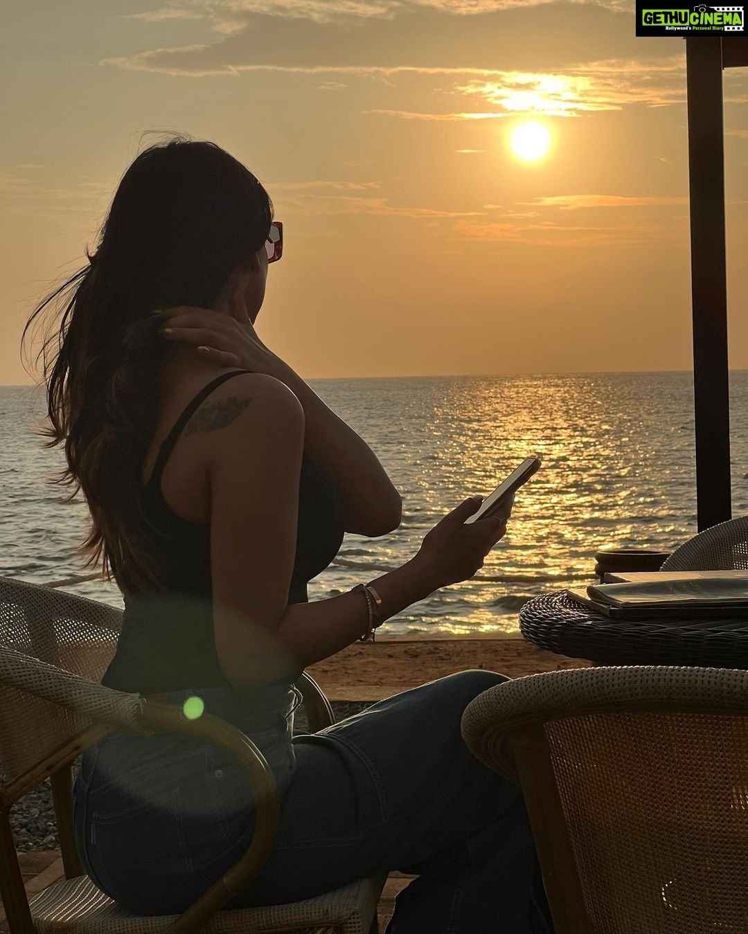 Sonal Chauhan Instagram - β¦.. and we meet again π
. . . . . . . . . . . . . . . . . . . . . . . . . . . . . . . πΈ @chettiarqueensly #sunset #beauty #love #sonalchauhan #gold #vibes #srilanka #colombo #travel Colombo, Sri Lanka
